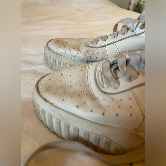 white puma sneakers (size 8 women’s) - Picture 2 of 4